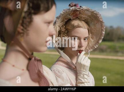 Emma 2020 Focus Zeigt Film mit Anya Taylor-Joy auf der rechten Seite und Mia Goth Stockfoto