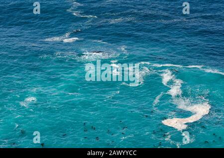 Wellen brechen entlang der Küste in Big Sur Coastline, CA. Stockfoto