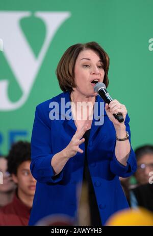 US-Senatorin Amy Klobuchar, eine Demokratin aus Minnesota, spricht auf einer Kundgebung in Nashua, N. H., am 9. Februar 2020, während der Vorwahl des Präsidenten von New Hampshire. Stockfoto