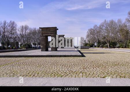 Schöne Aufnahme von debod Tempel im West Park madrid spanien Tagsüber Stockfoto