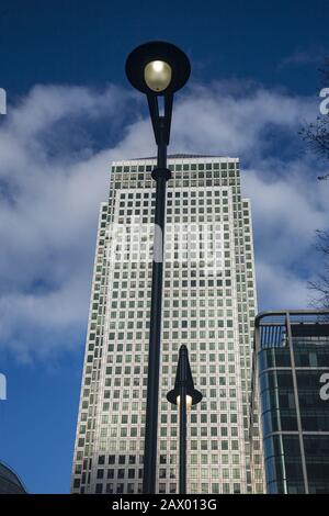 Vertikale Aufnahme eines Wolkenkratzers in Canary Wharf, East London, Großbritannien Stockfoto