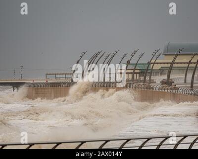 Blackpool, Großbritannien. Februar 2020. Wetternachrichten. Während sich der Sturm Ciara fortbewegt, wird immer noch Blackpool von heulenden Gales und riesigen Wellen gebeutelt. Trümmer aus dem Meer und von Schäden an Gebäuden verursachen immer noch Probleme entlang der Fylde-Küste. Kredit: Gary Telford/Alamy Live News Stockfoto