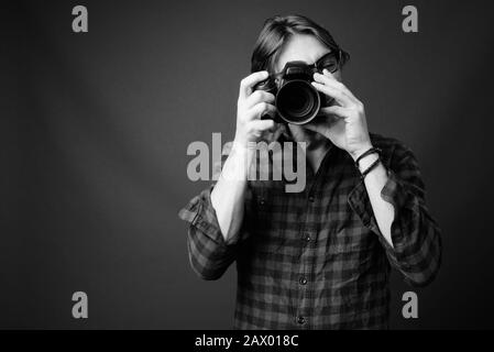 Reifer italienischer Hippie-Mann vor grauem Hintergrund Stockfoto