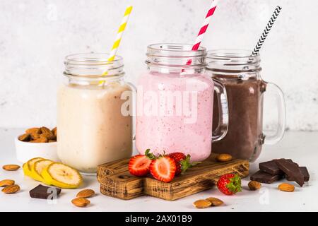 Banane, Schokolade und Erdbeeren Milchshakes. Stockfoto
