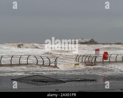 Blackpool, Großbritannien. Februar 2020. Wetternachrichten. Während sich der Sturm Ciara fortbewegt, wird immer noch Blackpool von heulenden Gales und riesigen Wellen gebeutelt. Trümmer aus dem Meer und von Schäden an Gebäuden verursachen immer noch Probleme entlang der Fylde-Küste. Kredit: Gary Telford/Alamy Live News Stockfoto