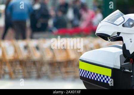 Nahaufnahme des Helms eines Polizisten mit Ein verschwommener Hintergrund Stockfoto