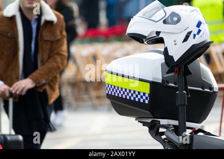 Nahaufnahme des Helms eines Polizisten mit Ein verschwommener Hintergrund Stockfoto