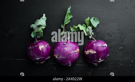 Violetter Kohlrabiakohl. Auf schwarzem Hintergrund. Draufsicht. Freier Speicherplatz für Ihren Text. Stockfoto