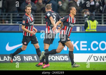 Dominik KOHR (links, F), Stefan ILSANKER (mi., F) und Torjäger Timothy CHANDLER (F) jubeln über das Tor zum 1: 0 für Eintracht Frankfurt, jubeln, jubeln, jubeln, Freude, Jubel, feiern, Torjubel, ganze Figur, Fußball 1. Bundesliga, 21. Spieltag, Eintracht Frankfurt (F) - FC Augsburg (A) 5:0, am 07.02.2020 in Frankfurt/Deutschland. ¬ Nutzung weltweit Stockfoto