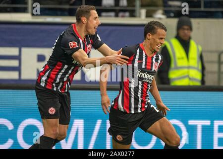 Dominik KOHR (links, F) und Torjäger Timothy CHANDLER (F) jubeln über das Tor zum 1: 0 für Eintracht Frankfurt, Jubel, Jubel, Jubel, Freude, Jubel, Jubel, Feiern, Torjubel, Halbfigur, Fußball 1. Bundesliga, 21. Spieltag, Eintracht Frankfurt (F) - FC Augsburg (A) 5:0, am 7. Februar 2020 in Frankfurt/Deutschland. ¬ Nutzung weltweit Stockfoto