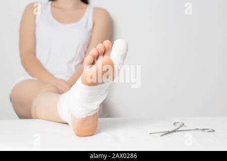 Patientin eines Mädchens in einem Krankenhaus mit einer gebrochenen großen Zehe. Konzept der Zehenverletzung, Verstauchung und Quetschung Stockfoto