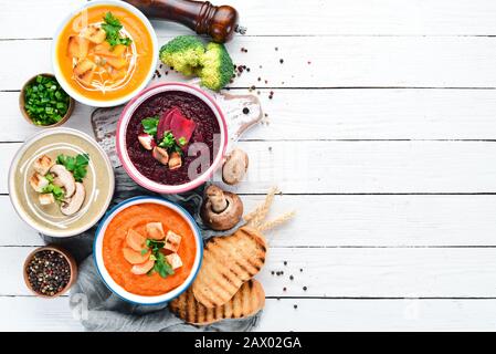 Verschiedene bunte Gemüsesuppen. Konzept des gesunden Essens oder vegetarischen Essens. Draufsicht. Freier Speicherplatz. Stockfoto