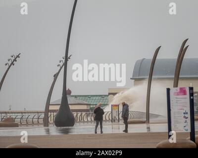 Blackpool, Großbritannien. Februar 2020. Wetternachrichten. Während sich der Sturm Ciara fortbewegt, wird immer noch Blackpool von heulenden Gales und riesigen Wellen gebeutelt. Trümmer aus dem Meer und von Schäden an Gebäuden verursachen immer noch Probleme entlang der Fylde-Küste. Kredit: Gary Telford/Alamy Live News Stockfoto