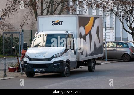 Berlin, DEUTSCHLAND - 8. FEBRUAR 2020: Kleinlaster der deutschen Autovermietung Sixt In Berlin Stockfoto