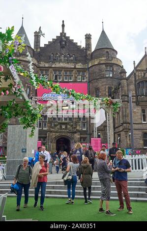Menschen auf dem Edinburgh Fringe Festival, Schottland, Großbritannien Stockfoto