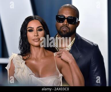 Beverly Hills, Vereinigte Staaten. Februar 2020. Kim Kardashian (L) und Kanye West kommen am 9. Februar 2020 zur Oscar-Party der Vanity Fair im Wallis Annenberg Center for the Performing Arts in Beverly Hills, Kalifornien. Foto von Chris Chew/UPI Credit: UPI/Alamy Live News Stockfoto