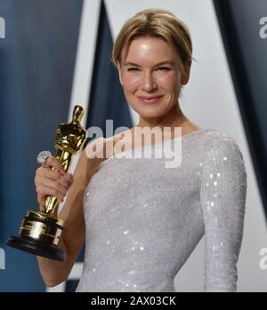 Beverly Hills, Vereinigte Staaten. Februar 2020. Renee Zellweger hält ihren Besten Schauspielerin Oscar, als sie am 9. Februar 2020 für die Oscar-Party der Vanity Fair im Wallis Annenberg Center for the Performing Arts in Beverly Hills, Kalifornien eintrifft. Foto von Chris Chew/UPI Credit: UPI/Alamy Live News Stockfoto