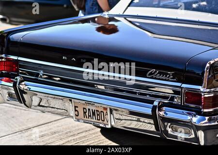 Downers GROVE, VEREINIGTE STAATEN - 07. Juni 2019: Ein Hinterschuss eines altmodischen schwarzen Rambler-Oldtimers in Downers Grove, Vereinigte Staaten Stockfoto