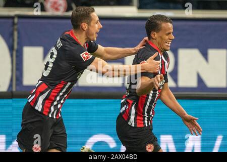 Dominik KOHR (links, F) und Torjäger Timothy CHANDLER (F) jubeln über das Tor zum 1: 0 für Eintracht Frankfurt, Jubel, Jubel, Jubel, Freude, Jubel, Jubel, Feiern, Torjubel, Halbfigur, Fußball 1. Bundesliga, 21. Spieltag, Eintracht Frankfurt (F) - FC Augsburg (A) 5:0, am 7. Februar 2020 in Frankfurt/Deutschland. ¬ Nutzung weltweit Stockfoto