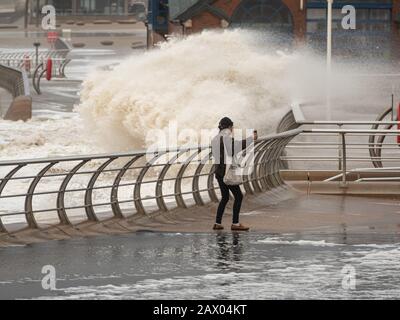 Blackpool, Großbritannien. Februar 2020. Wetternachrichten. Während sich der Sturm Ciara fortbewegt, wird immer noch Blackpool von heulenden Gales und riesigen Wellen gebeutelt. Trümmer aus dem Meer und von Schäden an Gebäuden verursachen immer noch Probleme entlang der Fylde-Küste. Kredit: Gary Telford/Alamy Live News Stockfoto