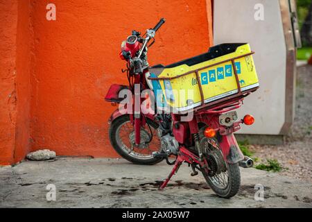 Alter Roller für Lieferungen 2 Stockfoto