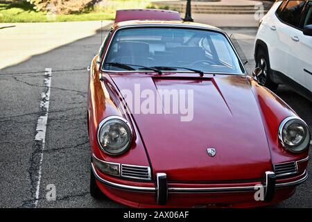 Downers GROVE, VEREINIGTE STAATEN - 07. Juni 2019: Ein Hochwinkelschuss eines roten porsche 912-Wagens Stockfoto