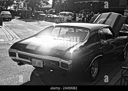 Downers GROVE, VEREINIGTE STAATEN - 07. Juni 2019: Ein Graustufenschuss eines glänzenden Oldtimers Stockfoto