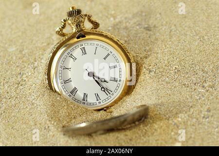 Taschenuhr im Sand - Zeitverpassungskonzept Stockfoto