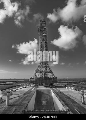 Graustufen vertikale Aufnahme eines hohen Turm, der halten wird Die SLS-Rakete im Kennedy Space Center Stockfoto