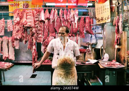 Metzger auf dem Bowrington Road Wet Market, Wanchai, Hongkong Stockfoto