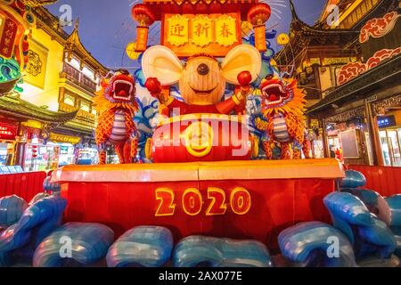 Schöne Beleuchtung und Dekorationen, die im Yu Garden für das Lantern Festival während der Lunar-Neujahrsfeiern in Shanghai, China, eingerichtet wurden Stockfoto