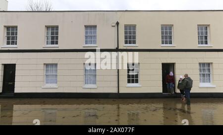 Gravesend, Großbritannien. Februar 2020. Die Themse hat ihre Ufer platzt und Bereiche neben dem Fluss bei Gravesend in Kent überschwemmt. Die Klopfwirkung der Schließung der Thames Barrier zum Schutz Londons vor einem Sturmflut Ciara führte dazu, dass der geschwollene Fluss aufging und einen Garten am Flussufer, einen Pubgarten und eine Straße neben dem Fluss überflutet. Gutschrift: Rob Powell/Alamy Live News Stockfoto