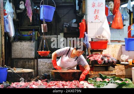 Fischhändlerin an ihrem Stand auf dem Bowrington Road Market, Wanchai, Hong Kong Stockfoto