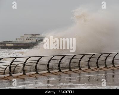 Blackpool, Großbritannien. Februar 2020. Wetternachrichten. Während sich der Sturm Ciara fortbewegt, wird immer noch Blackpool von heulenden Gales und riesigen Wellen gebeutelt. Trümmer aus dem Meer und von Schäden an Gebäuden verursachen immer noch Probleme entlang der Fylde-Küste. Kredit: Gary Telford/Alamy Live News Stockfoto