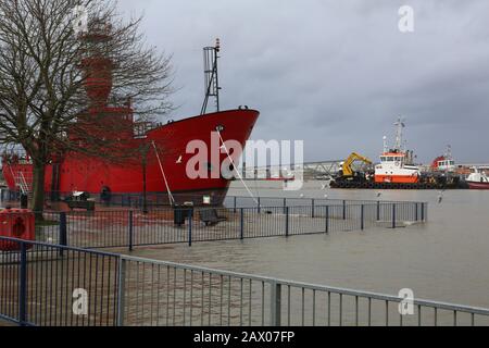 Gravesend, Großbritannien. Februar 2020. Die Themse hat ihre Ufer platzt und Bereiche neben dem Fluss bei Gravesend in Kent überschwemmt. Die Klopfwirkung der Schließung der Thames Barrier zum Schutz Londons vor einem Sturmflut Ciara führte dazu, dass der geschwollene Fluss aufging und einen Garten am Flussufer, einen Pubgarten und eine Straße neben dem Fluss überflutet. Gutschrift: Rob Powell/Alamy Live News Stockfoto