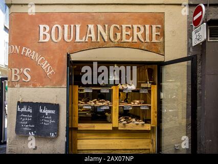 AIX-EN-PROVENCE, FRANKREICH - 01. August 2014: Täglich frisches Brot aus der Bäckerei in Aix-en-Provence Stockfoto