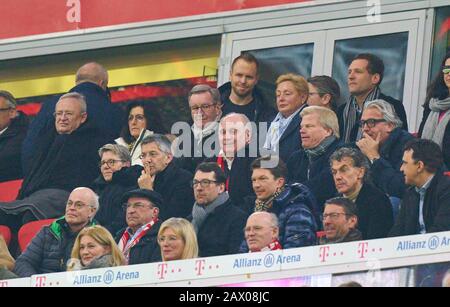 Fußball München - Leipzig, München, 09. Februar 2020. Dr. Martin WINTERKORN, VW-Chef Ex Vorstandsvorsender, Herbert HAINER, FCB-präsident und Ex-Chef Adidas, Ex-Präsident und Vorsitzender Uli HOENESS (FCB) Frau Susi, Oliver KAHN, CEO FCB, Andreas JUNG, Marketing-Direktor und Vorstandsmitglied FCB, Joerg WACKER, Geschäftsführer Internationale Angelegenheiten, Manager, Officer, Officer FC BAYERN MÜNCHEN - RB LEIPZIG 0-0 - DFL-REGELUNGEN VERBIETEN JEDE VERWENDUNG VON FOTOS als BILDSEQUENZEN und/oder QUASI-VIDEO - 1.Deutsche Fußball-Liga , München, 09. Februar 2020. Saison 2019/2020, Spieltag 21, FCB, München, Red Bull, Stockfoto