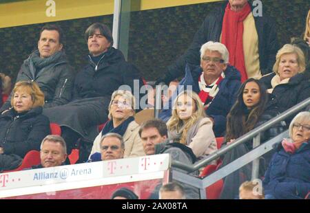 Fußball München - Leipzig, München, 09. Februar 2020. DFB-Cheftrainer Joachim Jogi LOEWS, LÖW, Oliver BIERHOFF, Manager, Teammanager DFB, Paula, Freundin von Timo WERNER, RB Leipzig 11, Ines-Sarah, Freundin von Konrad LAIMER, RB Leipzig 27, FC BAYERN MÜNCHEN - RB LEIPZIG 0-0 - DFL-REGELUNGEN VERBIETEN JEDE VERWENDUNG VON FOTOS als BILDSEQUENZEN und/oder QUASI-VIDEO - 1.Deutsche Fußball-Liga , München, 09. Februar 2020. Saison 2019/2020, Spieltag 21, FCB, München, Red Bull, © Peter Schatz / Alamy Live News Stockfoto