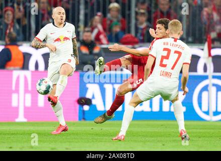 Fußball München - Leipzig, München, 09. Februar 2020. Benjamin PAVARD, FCB 5 kämpfen um Ball, Tackling, Duell, Kopfball, Zweikampf, Action, Kampf gegen ANGELINO, RB Leipzig 3Konrad LAIMER, RB Leipzig 27 FC BAYERN MÜNCHEN - RB LEIPZIG 0-0 - DFL-REGELUNGEN VERBIETEN DIE VERWENDUNG VON FOTOS als BILDSEQUENZEN und/oder QUASI-VIDEO - 1.Deutsche Fußball-Liga, München, Februar 2020. Saison 2019/2020, Spieltag 21, FCB, München, Red Bull, © Peter Schatz / Alamy Live News Stockfoto