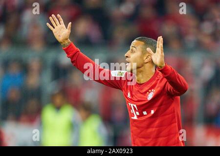 Fußball München - Leipzig, München, 09. Februar 2020. Thiago ALCANTARA, FCB 6 FC BAYERN MÜNCHEN - RB LEIPZIG 0-0 - DFL-REGELUNGEN VERBIETEN JEDE VERWENDUNG VON FOTOS als BILDSEQUENZEN und/oder QUASI-VIDEO - 1.Deutsche Fußball-Liga , München, 9. Februar 2020. Saison 2019/2020, Spieltag 21, FCB, München, Red Bull, © Peter Schatz / Alamy Live News Stockfoto