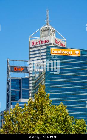 Towers und Wolkenkratzer Hauptsitz der Bergbauunternehmen BHP und Rio Tinto und Bank Bankwest in Perth WA Australien. Stockfoto