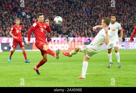Fußball München - Leipzig, München, 09. Februar 2020. Robert LEWANDOWSKI, FCB 9 tritt für Ball, Tackling, Duell, Kopfball, Zweikampf, Aktion, Kampf gegen Lukas KLOSTERMANN, RB Leipzig 16 FC BAYERN MÜNCHEN - RB LEIPZIG 0-0 - DFL-REGELUNGEN VERBIETEN JEDE VERWENDUNG VON FOTOS als BILDSEQUENZEN und/oder QUASI-VIDEO - 1.Deutsche Fußball-Liga, München, 09. Februar 2020. Saison 2019/2020, Spieltag 21, FCB, München, Red Bull, © Peter Schatz / Alamy Live News Stockfoto