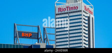 Towers und Wolkenkratzer Hauptsitz der Bergbauunternehmen BHP und Rio Tinto in Perth WA Australien. Stockfoto