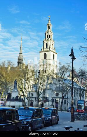 London, Großbritannien - 19. Januar 2016: Nicht identifizierte Menschen und Verkehr um die Kirche Saint Mary le Strand mit Gladstone Memorial Stockfoto