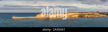 Red Old Lighthouse im Grand Harbour und der Wellenbrücke, Fort Ricasoli aus Valletta auf Malta, Insel des Mittelmeers Stockfoto