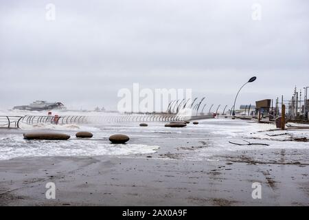 Blackpool, Großbritannien. Februar 2020. Wetternachrichten. Während sich der Sturm Ciara fortbewegt, wird immer noch Blackpool von heulenden Gales und riesigen Wellen gebeutelt. Trümmer aus dem Meer und von Schäden an Gebäuden verursachen immer noch Probleme entlang der Fylde-Küste. Kredit: Gary Telford/Alamy Live News Stockfoto