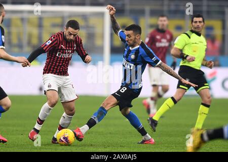 Giacomo Bonaventura (Mailand) Matias Vecino Falero (Inter) während des italienischen Serie-A-Spiels zwischen Inter 4-2 Mailand im Giuseppe Meazza-Stadion am 09. Februar 2020 in Mailand, Italien. (Foto von Maurizio Borsari/AFLO) Stockfoto