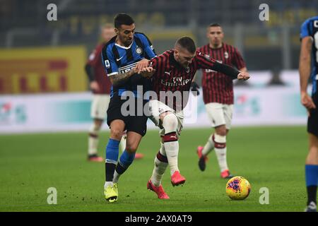 Ante Rebic (Mailand) Matias Vecino Falero (Inter) während des italienischen Serie-A-Spiels zwischen Inter 4-2 Mailand im Giuseppe Meazza Stadion am 09. Februar 2020 in Mailand, Italien. Kredit: Maurizio Borsari/AFLO/Alamy Live News Stockfoto