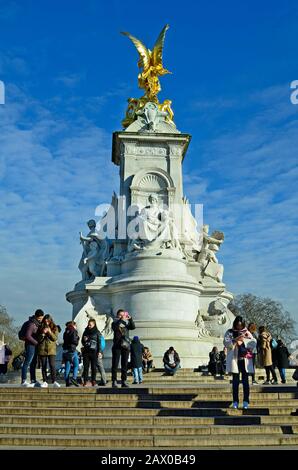 London, Großbritannien - 19. Januar 2016: Nicht identifizierte Menschen und Denkmal in Victoria Stockfoto