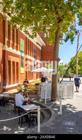 Menschen, die im Biergarten der Picabar-Bar im Perth Institute of Contemporary Arts PICA Perth Cultural Center WA Australia Bier trinken. Stockfoto